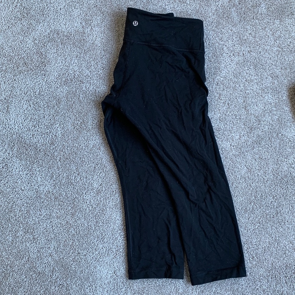 Lululemon wunder under mid-rise legging. Luon material. Crop style